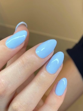 Unhas amendoadas em azul claro